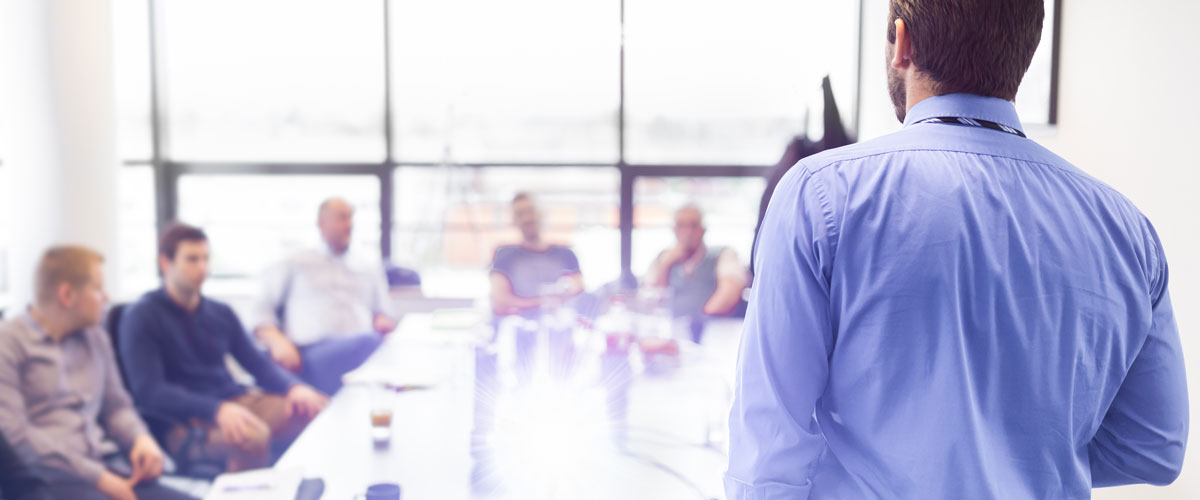 Adviseur voor een groep professionals tijdens een training